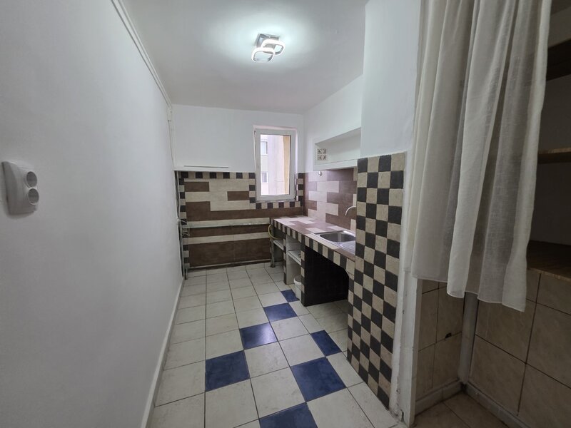 Colentina, intersectie Fundeni, bloc reabilitat, stradal, vedere spate,